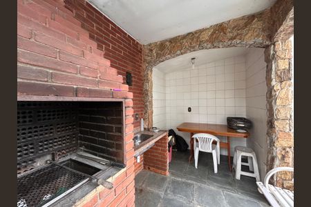 Casa à venda com 592m², 4 quartos e 6 vagas Casa à venda com 592m², 4 quartos e 6 vagasÁrea comum - Churrasqueira