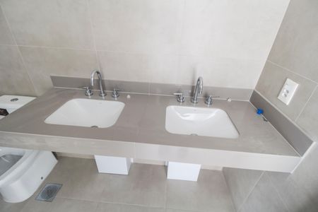 Casa de condomínio à venda com 230m², 3 quartos e 3 vagas Casa de condomínio à venda com 230m², 3 quartos e 3 vagasBanheiro da Suíte 1