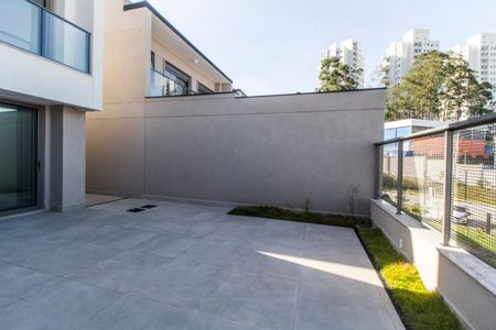 Casa de condomínio à venda com 230m², 3 quartos e 3 vagas Casa de condomínio à venda com 230m², 3 quartos e 3 vagasQuintal