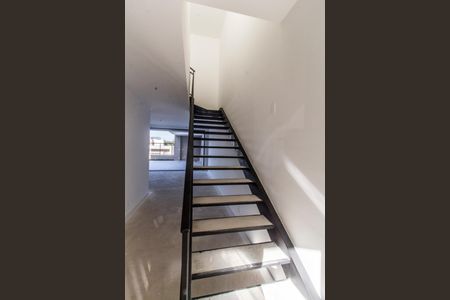 Casa de condomínio à venda com 230m², 3 quartos e 3 vagas Casa de condomínio à venda com 230m², 3 quartos e 3 vagasEscada