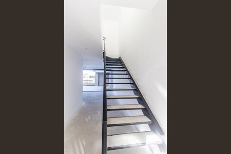 Casa de condomínio à venda com 230m², 3 quartos e 3 vagas Casa de condomínio à venda com 230m², 3 quartos e 3 vagasEscada