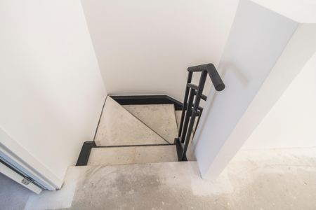 Casa de condomínio à venda com 230m², 3 quartos e 3 vagas Casa de condomínio à venda com 230m², 3 quartos e 3 vagasEscada