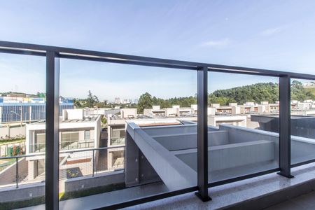 Casa de condomínio à venda com 230m², 3 quartos e 3 vagas Casa de condomínio à venda com 230m², 3 quartos e 3 vagasVaranda