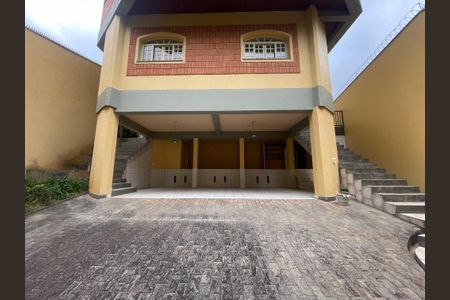 Casa à venda com 416m², 3 quartos e 6 vagas Casa à venda com 416m², 3 quartos e 6 vagasGaragem