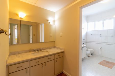 Casa à venda com 700m², 5 quartos e sem vaga Casa à venda com 700m², 5 quartos e sem vagaBanheiro da Suíte 1