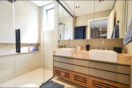 Apartamento para alugar com 150m², 4 quartos e 3 vagasBanheiro do Quarto 1