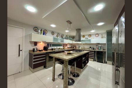 Apartamento à venda com 287m², 4 quartos e 2 vagasCozinha