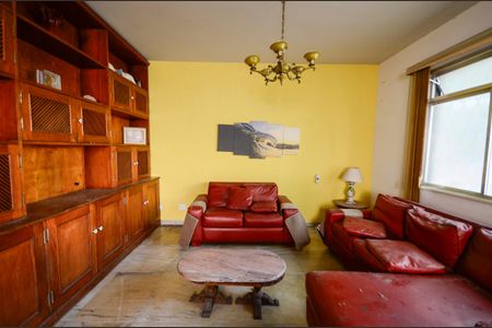 Casa à venda com 280m², 4 quartos e 8 vagas Casa à venda com 280m², 4 quartos e 8 vagasSala