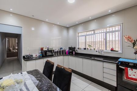 Casa à venda com 90m², 2 quartos e 2 vagas Casa à venda com 90m², 2 quartos e 2 vagasCozinha