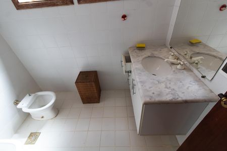 Casa de condomínio à venda com 300m², 4 quartos e 5 vagas Casa de condomínio à venda com 300m², 4 quartos e 5 vagasBanheiro da Suíte 2