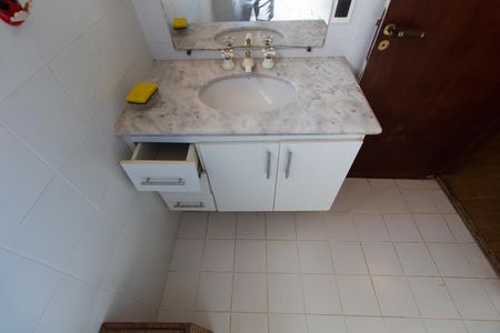 Casa de condomínio à venda com 300m², 4 quartos e 5 vagas Casa de condomínio à venda com 300m², 4 quartos e 5 vagasBanheiro da Suíte 2