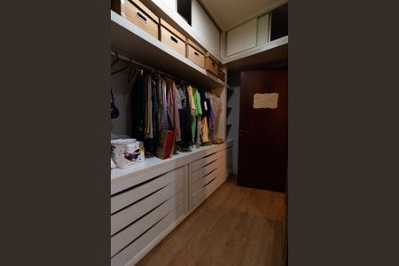 Casa de condomínio à venda com 300m², 4 quartos e 5 vagas Casa de condomínio à venda com 300m², 4 quartos e 5 vagasCloset da Suíte 1