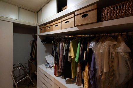 Casa de condomínio à venda com 300m², 4 quartos e 5 vagas Casa de condomínio à venda com 300m², 4 quartos e 5 vagasCloset da Suíte 1
