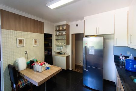 Casa de condomínio à venda com 300m², 4 quartos e 5 vagas Casa de condomínio à venda com 300m², 4 quartos e 5 vagasCozinha
