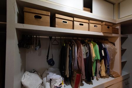 Casa de condomínio à venda com 300m², 4 quartos e 5 vagas Casa de condomínio à venda com 300m², 4 quartos e 5 vagasCloset da Suíte 1