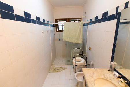 Casa de condomínio à venda com 300m², 4 quartos e 5 vagas Casa de condomínio à venda com 300m², 4 quartos e 5 vagasBanheiro da Suíte 1