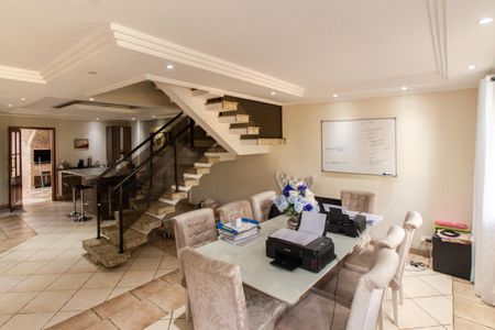 Casa à venda com 375m², 4 quartos e 6 vagas Casa à venda com 375m², 4 quartos e 6 vagasSala de Jantar