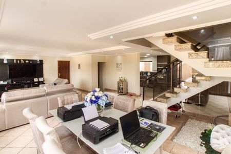 Casa à venda com 375m², 4 quartos e 6 vagas Casa à venda com 375m², 4 quartos e 6 vagasSala de Jantar
