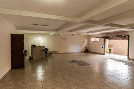 Casa à venda com 375m², 4 quartos e 6 vagas Casa à venda com 375m², 4 quartos e 6 vagasGaragem