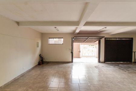 Casa à venda com 375m², 4 quartos e 6 vagas Casa à venda com 375m², 4 quartos e 6 vagasGaragem