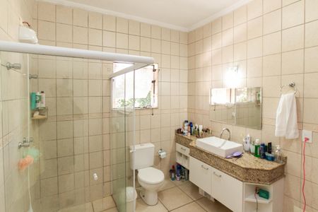 Casa à venda com 375m², 4 quartos e 6 vagas Casa à venda com 375m², 4 quartos e 6 vagasBanheiro da Suíte 1