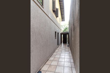 Casa à venda com 375m², 4 quartos e 6 vagas Casa à venda com 375m², 4 quartos e 6 vagasCorredor Externo