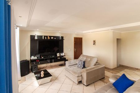 Casa à venda com 375m², 4 quartos e 6 vagas Casa à venda com 375m², 4 quartos e 6 vagasSala