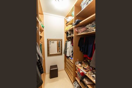 Casa à venda com 375m², 4 quartos e 6 vagas Casa à venda com 375m², 4 quartos e 6 vagasSuíte 1 - Closet