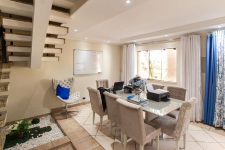 Casa à venda com 375m², 4 quartos e 6 vagas Casa à venda com 375m², 4 quartos e 6 vagasSala de Jantar