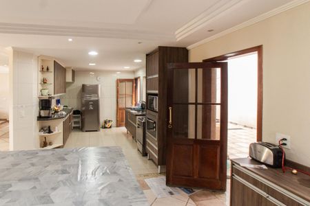 Casa à venda com 375m², 4 quartos e 6 vagas Casa à venda com 375m², 4 quartos e 6 vagasCozinha