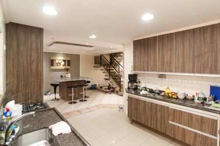 Casa à venda com 375m², 4 quartos e 6 vagas Casa à venda com 375m², 4 quartos e 6 vagasCozinha