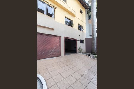 Casa à venda com 375m², 4 quartos e 6 vagas Casa à venda com 375m², 4 quartos e 6 vagasGaragem