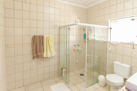 Casa à venda com 375m², 4 quartos e 6 vagas Casa à venda com 375m², 4 quartos e 6 vagasBanheiro da Suíte 1