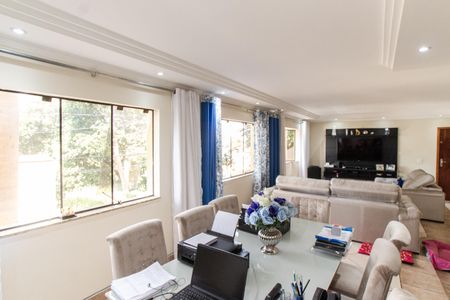 Casa à venda com 375m², 4 quartos e 6 vagas Casa à venda com 375m², 4 quartos e 6 vagasSala de Jantar