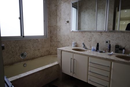 Apartamento à venda com 411m², 7 quartos e 3 vagasBanheiro Suíte 3