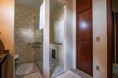 Casa à venda com 380m², 4 quartos e 4 vagas Casa à venda com 380m², 4 quartos e 4 vagasBanheiro da Suíte 2