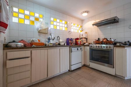 Casa à venda com 380m², 4 quartos e 4 vagas Casa à venda com 380m², 4 quartos e 4 vagasCozinha