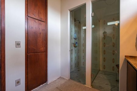 Casa à venda com 380m², 4 quartos e 4 vagas Casa à venda com 380m², 4 quartos e 4 vagasBanheiro da Suíte 1