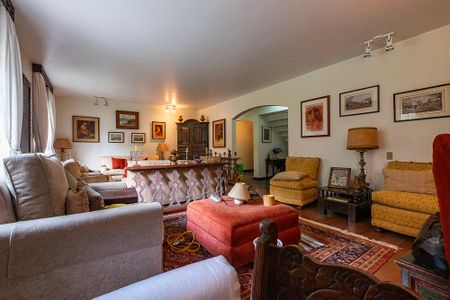 Casa à venda com 380m², 4 quartos e 4 vagas Casa à venda com 380m², 4 quartos e 4 vagasSala