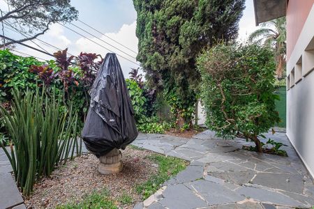 Casa à venda com 380m², 4 quartos e 4 vagas Casa à venda com 380m², 4 quartos e 4 vagasQuintal