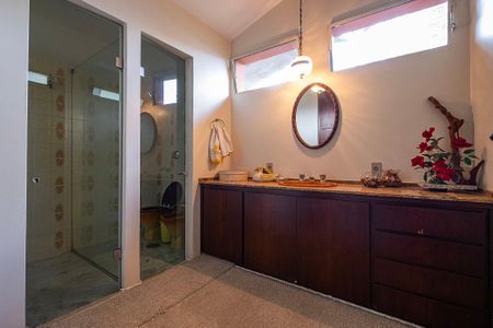 Casa à venda com 380m², 4 quartos e 4 vagas Casa à venda com 380m², 4 quartos e 4 vagasBanheiro da Suíte 1