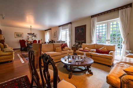 Casa à venda com 380m², 4 quartos e 4 vagas Casa à venda com 380m², 4 quartos e 4 vagasSala