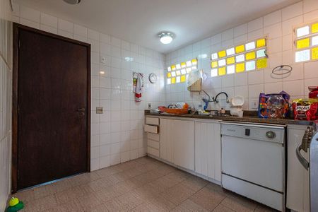 Casa à venda com 380m², 4 quartos e 4 vagas Casa à venda com 380m², 4 quartos e 4 vagasCozinha