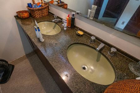 Casa à venda com 380m², 4 quartos e 4 vagas Casa à venda com 380m², 4 quartos e 4 vagasBanheiro da Suíte 2