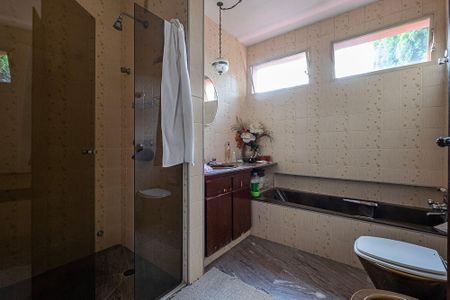 Casa à venda com 380m², 4 quartos e 4 vagas Casa à venda com 380m², 4 quartos e 4 vagasBanheiro Social