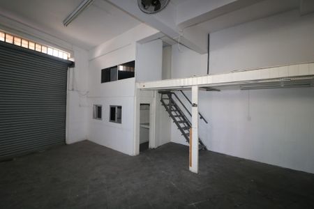 Casa à venda com 220m², 2 quartos e 4 vagasGaragem/Salão