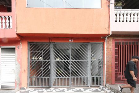 Casa à venda com 215m², 6 quartos e 1 vaga Casa à venda com 215m², 6 quartos e 1 vagaFachada