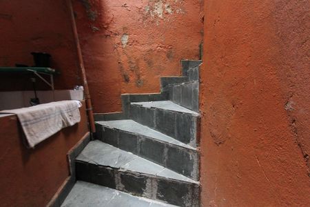 Casa à venda com 215m², 6 quartos e 1 vaga Casa à venda com 215m², 6 quartos e 1 vagaEscada