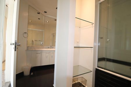 Apartamento à venda com 296m², 3 quartos e 4 vagasBanheiro Quarto 1 suíte