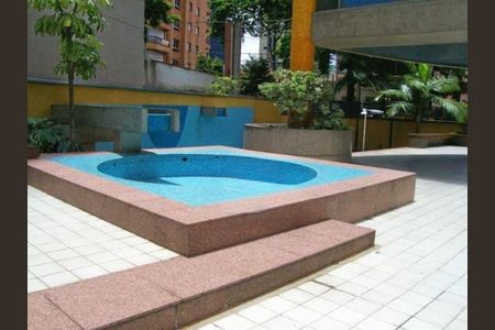 Apartamento à venda com 296m², 3 quartos e 4 vagas Apartamento à venda com 296m², 3 quartos e 4 vagasÁrea comum - Piscina